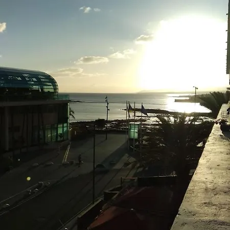 Arrecife Beach Front Апартаменты